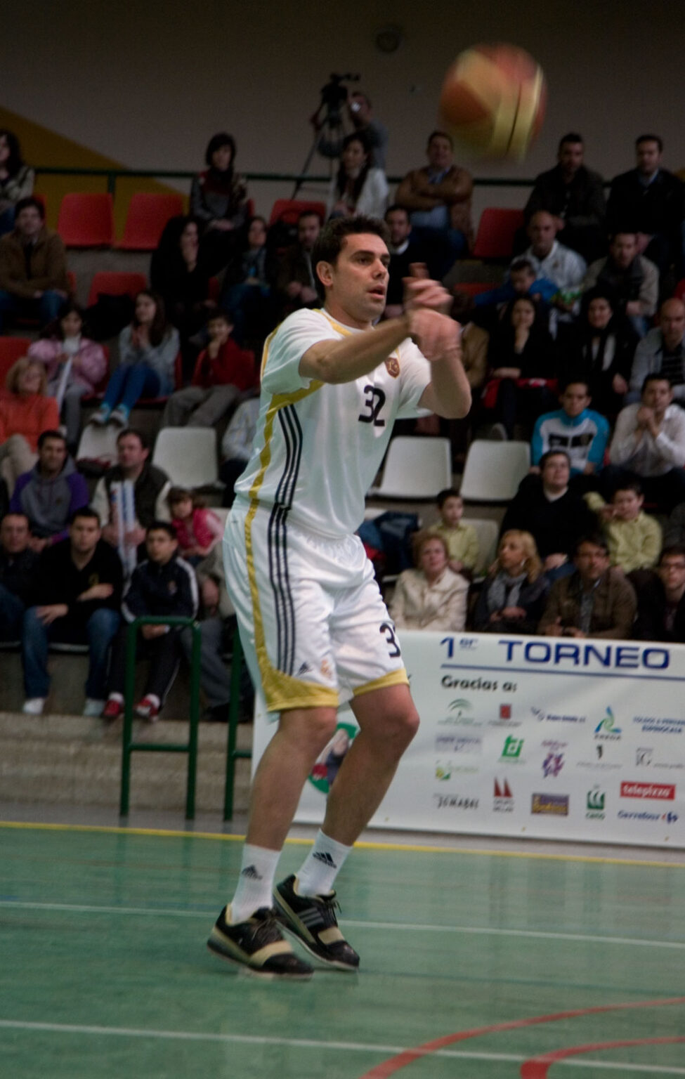 Victoria ante los veteranos de Úbeda (65-102) en el partido de ayuda a Haiti jero