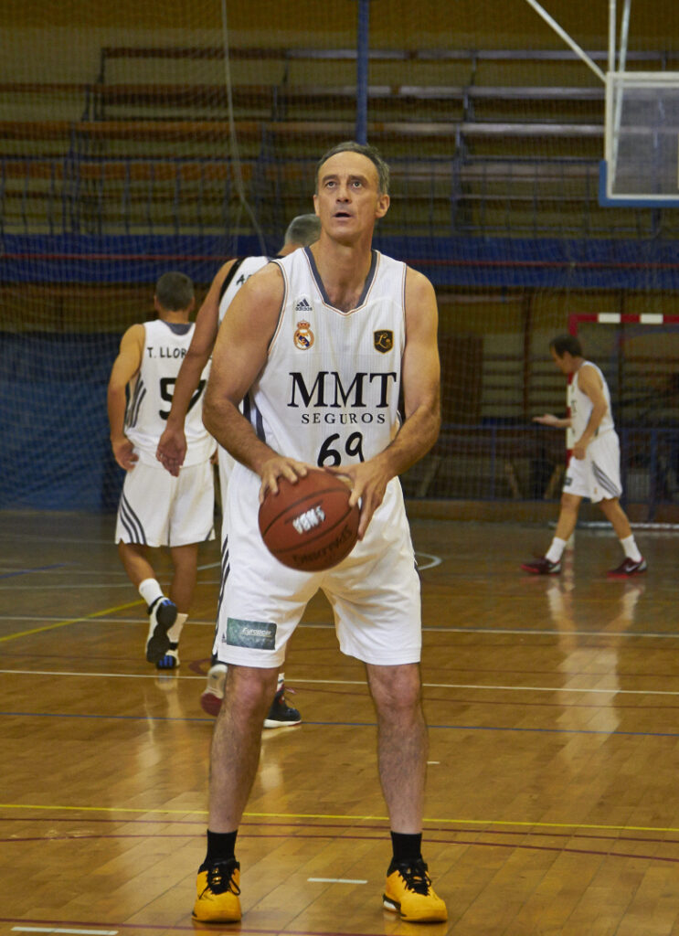 Los equipos de veteranos del Real Madrid y Colegio Sagrados Corazones celebran un emotivo III Memorial Tirso Lorente _MG_0728