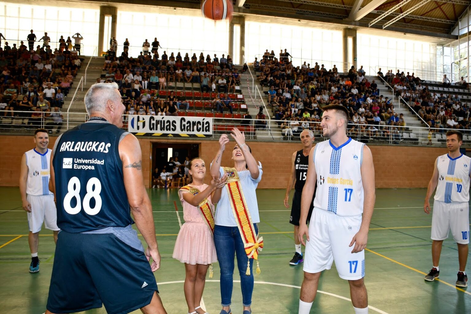 Victoria frente al C.B. V-74 Grúas García Villena (55-60) en la celebración de su 45º aniversario VILLENAARLAUCKAS