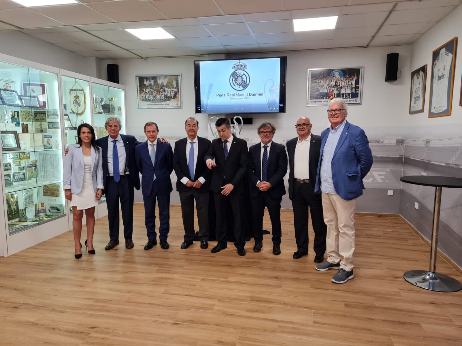 Una delegación del Real Madrid, con Vicente Paniagua y Vicente Ramos representando a la sección de baloncesto, visita la Peña Real Madrid de Daimiel IMG-20220611-WA0006