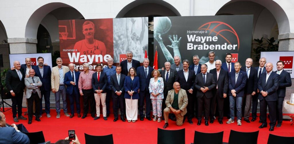 Las intervenciones de Cristóbal Rodríguez y Wayne Brabender en el homenaje de la Comunidad de Madrid al ex jugador hispano-estadounidense del Real Madrid waynehomenaje3