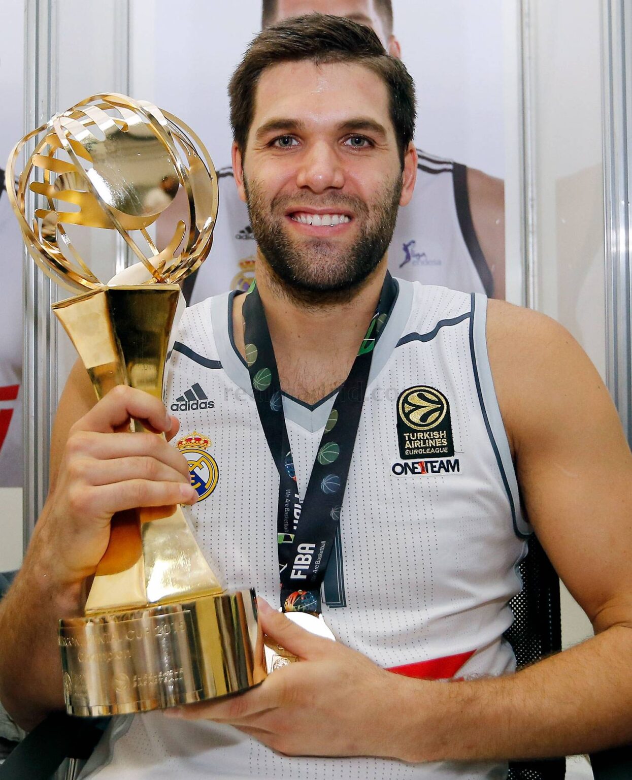 FELIPE REYES CELEBRACION-VESTUARIO-REYES