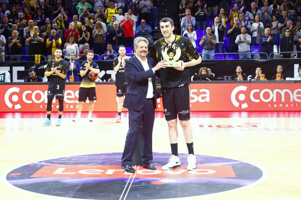 De Leyenda a Leyenda: Carmelo Cabrera entregó un MVP de récord a Gio Shermadini 1678697080639