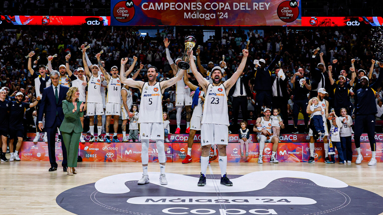Las Leyendas Blancas apoyaron al primer equipo en la consecución de una Copa del Rey ACB mágica