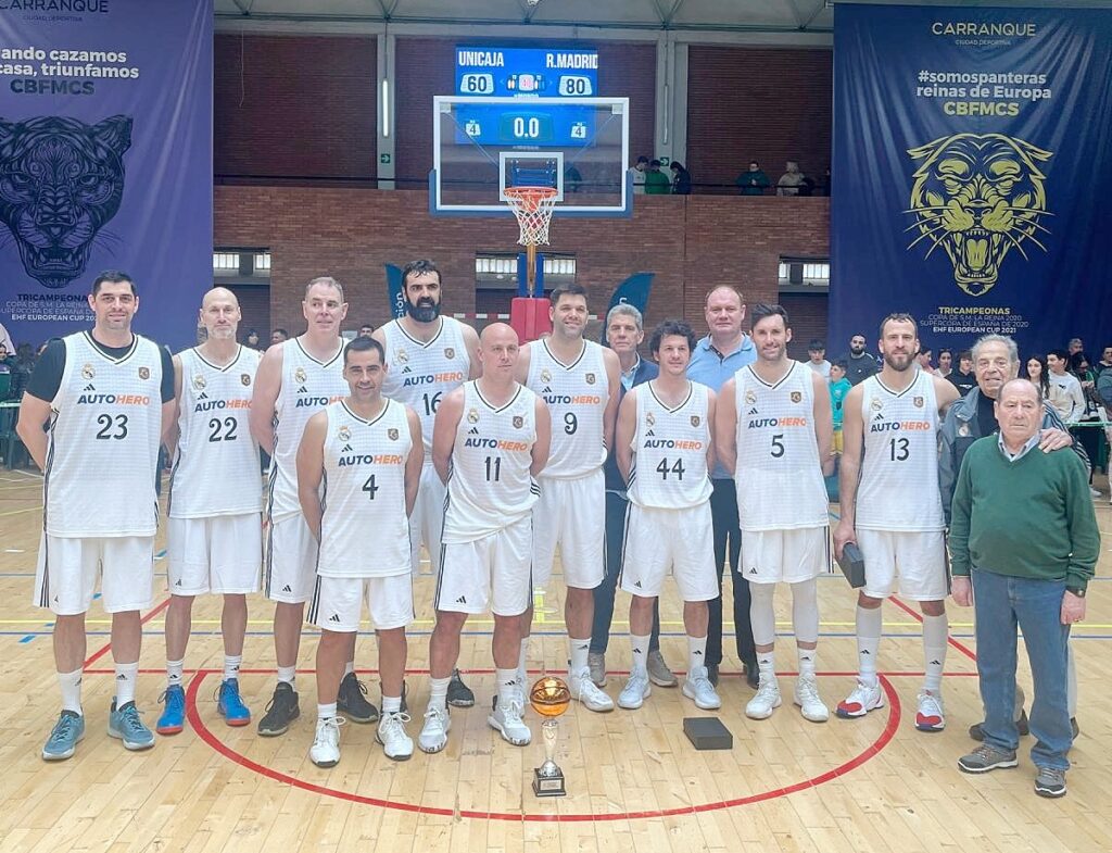 Las Leyendas Blancas se imponen a los veteranos del Unicaja (60-80) y ganan el Trofeo de la Pollinica