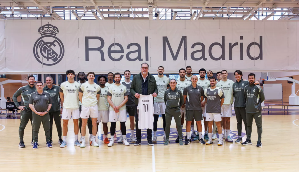 Arvydas Sabonis, Leyenda Blanca, visita al primer equipo en su entrenamiento en la Ciudad Real Madrid