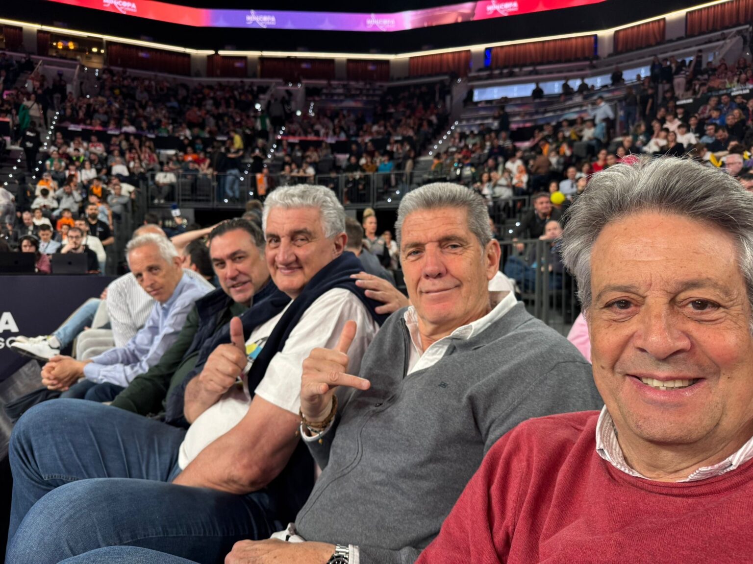 Las Leyendas Blancas viajaron Valencia para apoyar al primer equipo en la Copa del Rey ACB por cortesía de la sección de baloncesto